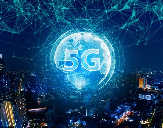 5G Teknolojisi Ne Getiriyor Ne Götürüyor 5G teknolojisi, son yıllarda dünyanın dört bir yanında büyük bir heyecanla beklenen, internet bağlantı hızını dramatik şekilde artırmayı vadeden bir devrimsel yeniliktir. Bu teknoloji, sadece hızda bir artış sağlamanın ötesine geçer; aynı zamanda nesnelerin interneti (IoT), akıllı şehirler, otonom araçlar gibi teknolojilerin gelişimini de hızlandıracak bir altyapı sağlar. Ancak, bu büyük yenilik beraberinde bazı endişeleri de getirmektedir. İnsanların özel hayatı, güvenlik sorunları ve çevresel etkiler gibi konular, 5G’nin ne getirdiği kadar ne götürdüğünü de düşündürmektedir. 5G’nin hayatımıza etkilerini ve bu teknolojinin sunduğu fırsatları ve yaratabileceği zorlukları daha yakından inceleyelim. Konulu bir haber görseli.