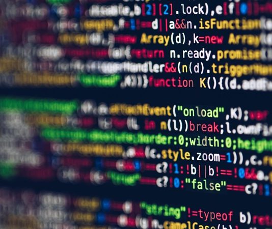 API, yani Application Programming Interface (Uygulama Programlama Arayüzü), yazılımlar arasında iletişimi sağlamak için kullanılan bir araçtır. Günümüzde, çeşitli uygulamalar ve sistemler birbirleriyle entegre olabilmek için API'leri kullanır. API'ler, yazılımlar arasında veri alışverişini kolaylaştıran ve uygulamaların birbirleriyle konuşabilmesini sağlayan bir köprü işlevi görür. Peki, API nedir, nasıl çalışır ve yazılımlar arasındaki iletişimi nasıl sağlar? Konulu bir görsel.