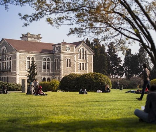 Akademik dürüstlük, tüm bilimsel çalışmaların temel taşıdır ve akademik camianın güvenilirliğini sağlamak için vazgeçilmez bir ilkedir. Bilimsel araştırmalar, yazılı çalışmalar ve diğer akademik faaliyetlerde, doğruluk, şeffaflık ve dürüstlük gibi değerler ön planda olmalıdır. Bu kavram, sadece bir etik kural olmakla kalmaz, aynı zamanda bilimsel topluluğun sağlıklı bir şekilde gelişmesini ve toplumun güvenini kazanmasını sağlayan bir yapı taşır. Konulu bir haber görseli.