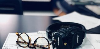 Akademik takvim, üniversitelerin ve diğer eğitim kurumlarının bir yıl boyunca gerçekleştireceği eğitim, tatil ve sınav tarihlerini belirleyen önemli bir plandır. Her eğitim yılı için belirlenen bu takvim, öğrencilerin ve öğretim üyelerinin zamanlarını daha verimli bir şekilde organize etmelerine yardımcı olur. Ayrıca, akademik takvim, okul içindeki çeşitli etkinliklerin ve programların zamanlamasını koordine etmek açısından da kritik bir rol oynar. Ancak, akademik takvimin nasıl hazırlandığı, hangi unsurların göz önünde bulundurulduğu ve nasıl bir sistemin izlendiği, çoğu zaman gözden kaçan bir konudur. Konulu bir haber görseli.