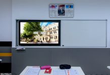 Teknolojinin eğitimdeki etkisi her geçen gün artıyor ve bu değişim özellikle öğretim yöntemlerinde köklü dönüşümlere yol açıyor. Akıllı tahta kullanımı, geleneksel sınıf yapılarının ötesine geçerek öğrencilerin öğrenme deneyimlerini ve öğretmenlerin öğretim biçimlerini yeniden şekillendiriyor. Bu yazıda, akıllı tahtaların sınıf dinamikleri üzerindeki etkilerini, eğitimde nasıl bir değişim sağladıklarını ve bu teknolojinin eğitim süreçlerinde ne gibi yenilikler getirdiğini inceleyeceğiz. Konulu bir haber görseli.