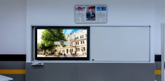 Teknolojinin eğitimdeki etkisi her geçen gün artıyor ve bu değişim özellikle öğretim yöntemlerinde köklü dönüşümlere yol açıyor. Akıllı tahta kullanımı, geleneksel sınıf yapılarının ötesine geçerek öğrencilerin öğrenme deneyimlerini ve öğretmenlerin öğretim biçimlerini yeniden şekillendiriyor. Bu yazıda, akıllı tahtaların sınıf dinamikleri üzerindeki etkilerini, eğitimde nasıl bir değişim sağladıklarını ve bu teknolojinin eğitim süreçlerinde ne gibi yenilikler getirdiğini inceleyeceğiz. Konulu bir haber görseli.