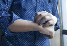 Modern yaşam koşulları ve çevresel faktörlerin etkisiyle giderek daha fazla kişide görülen alerji, bağışıklık sisteminin zararsız maddelere karşı aşırı tepki göstermesiyle ortaya çıkan bir durumdur. Polen, toz, bazı yiyecekler, hayvan tüyleri veya ilaçlar gibi normalde tehdit oluşturmayan maddelere karşı vücudun savunma mekanizmasının abartılı bir yanıt vermesi sonucu çeşitli semptomlar gelişebilir. Alerjik reaksiyonlar hafif kaşıntı ve burun akıntısından anafilaksi gibi yaşamı tehdit eden ciddi tablolara kadar değişiklik gösterebilir. Bu nedenle alerji, hafife alınmaması gereken ve iyi yönetilmesi gereken bir bağışıklık sorunudur. Konulu bir haber görseli.