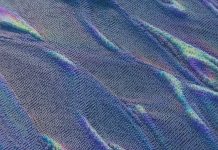 Günümüzde hemen her dijital sistemin temelinde algoritmalar yer almaktadır. Bilgisayarların çalışmasından sosyal medya platformlarının ne gösterdiğine kadar uzanan bu yapılar, teknolojinin işleyiş biçimini şekillendirir. Algoritma, belirli bir problemi çözmek veya bir görevi yerine getirmek için izlenen adımlar bütünüdür. Bu adımlar, mantıksal ve sistematik bir sırayla düzenlenmiş işlemler zinciri şeklinde çalışır. Teknolojik dünyada algoritma denildiğinde sadece matematiksel formüller değil, aynı zamanda bilgi işleme sürecinin her aşamasında kullanılan karar mekanizmaları anlaşılır. Konulu bir haber görseli.