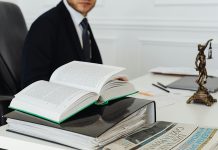 Modern siyasal sistemlerin temel taşı olan anayasacılık, sadece bir hukuk ilkesi değil, aynı zamanda demokratik düzenin kalıcı hale gelmesini sağlayan siyasal bir anlayıştır. Devletin nasıl işleyeceğini belirleyen, iktidarın sınırlarını çizen ve bireylerin temel haklarını güvence altına alan bir yapı olan anayasa, anayasacılık fikrinin temelidir. Ancak anayasacılık, yalnızca bir metnin varlığını değil, o metne bağlı kalınmasını, kuralların üstünlüğünü ve keyfi yönetimin engellenmesini ifade eder. Bu nedenle, siyasal sistemlerin istikrarı ve bireylerin özgürlüğü için anayasacılık yaklaşımı hayati önem taşır. Konulu bir haber görseli.