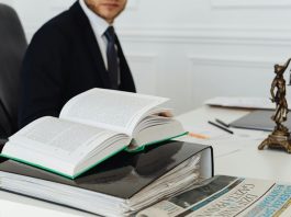 Anayasacılık Ne Demektir ve Neden Gereklidir Modern siyasal sistemlerin temel taşı olan anayasacılık, sadece bir hukuk ilkesi değil, aynı zamanda demokratik düzenin kalıcı hale gelmesini sağlayan siyasal bir anlayıştır. Devletin nasıl işleyeceğini belirleyen, iktidarın sınırlarını çizen ve bireylerin temel haklarını güvence altına alan bir yapı olan anayasa, anayasacılık fikrinin temelidir. Ancak anayasacılık, yalnızca bir metnin varlığını değil, o metne bağlı kalınmasını, kuralların üstünlüğünü ve keyfi yönetimin engellenmesini ifade eder. Bu nedenle, siyasal sistemlerin istikrarı ve bireylerin özgürlüğü için anayasacılık yaklaşımı hayati önem taşır. Konulu bir haber görseli.