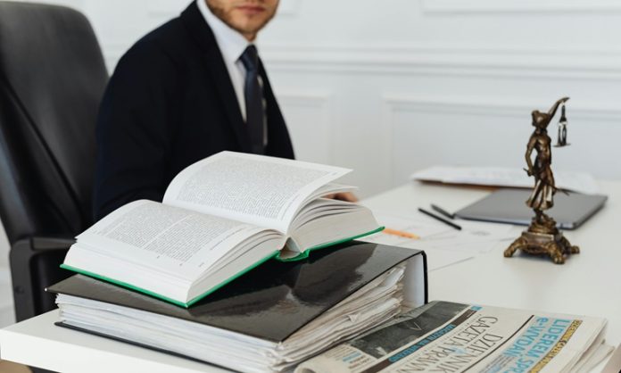 Anayasacılık Ne Demektir ve Neden Gereklidir Modern siyasal sistemlerin temel taşı olan anayasacılık, sadece bir hukuk ilkesi değil, aynı zamanda demokratik düzenin kalıcı hale gelmesini sağlayan siyasal bir anlayıştır. Devletin nasıl işleyeceğini belirleyen, iktidarın sınırlarını çizen ve bireylerin temel haklarını güvence altına alan bir yapı olan anayasa, anayasacılık fikrinin temelidir. Ancak anayasacılık, yalnızca bir metnin varlığını değil, o metne bağlı kalınmasını, kuralların üstünlüğünü ve keyfi yönetimin engellenmesini ifade eder. Bu nedenle, siyasal sistemlerin istikrarı ve bireylerin özgürlüğü için anayasacılık yaklaşımı hayati önem taşır. Konulu bir haber görseli.