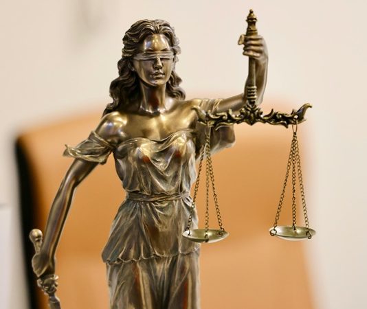 Anayasal Devlet Ne Demektir Hukukun Üstünlüğüne Dayalı Siyasal Düzenin Temelleri Modern demokratik sistemlerin temelini oluşturan en önemli kavramlardan biri anayasal devlet ilkesidir. Bu kavram, devletin yetkilerinin bir anayasa ile sınırlandığı, vatandaşların temel hak ve özgürlüklerinin güvence altına alındığı, tüm kurumların hukuka tabi olduğu bir yönetim biçimini ifade eder. Anayasal devlet anlayışı, keyfiliğe karşı hukukun üstünlüğünü, mutlak iktidara karşı ise denge ve denetim mekanizmalarını savunur. Bu bakımdan yalnızca teknik bir yönetim modeli değil, aynı zamanda siyasal ve etik bir taahhüt olarak da görülmelidir. Konulu bir haber görseli.