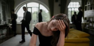 Günümüzde giderek daha fazla bireyin karşılaştığı anksiyete bozukluğu, yalnızca ruhsal bir problem olmanın ötesinde, bireyin tüm yaşam kalitesini etkileyen ciddi bir sağlık sorunudur. Günlük hayatın içinde karşılaştığımız stresli durumlara verilen doğal bir tepki olan anksiyete, bozukluk seviyesine ulaştığında kişinin normal işlevlerini sürdürememesine neden olabilir. İş yaşamı, sosyal ilişkiler, aile içi iletişim ve hatta en temel günlük aktiviteler bile bu bozukluktan olumsuz etkilenebilir. Bireyin içsel gerginlik, huzursuzluk, sürekli kaygı ve korku hissiyle baş başa kalması, zamanla zihinsel ve bedensel sağlık üzerinde derin yaralar açabilir. Konulu bir haber görseli.