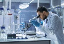 Araştırma yöntemi, bir araştırmanın amacına ulaşmak için kullanılan belirli adımları ve teknikleri tanımlar. Bu yöntem, bilimsel bir sorunun çözülmesinde en etkili yolu bulmaya çalışır. Herhangi bir akademik veya bilimsel çalışma, belirli bir araştırma sorusuna yanıt arar ve bu süreçte kullanılan araştırma yöntemleri, verilerin toplanmasından analizine kadar birçok aşamayı içerir. Bu yazıda, araştırma yöntemi kavramı, türleri ve bu yöntemlerin nasıl kullanıldığı hakkında derinlemesine bilgi vereceğiz. Konulu bir haber görseli.