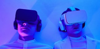 Artırılmış gerçeklik (AR), dijital verileri gerçek dünya üzerine bindirerek etkileşimli ve zenginleştirilmiş bir deneyim sunan yenilikçi bir teknolojidir. Eğitim alanında giderek daha fazla önem kazanan bu teknoloji, öğrencilerin öğrenme sürecine aktif olarak katılmasını sağlarken öğretmenlere de içerik sunumu açısından benzersiz fırsatlar yaratmaktadır. Geleneksel eğitim yöntemlerinin ötesine geçerek öğrenmeyi görsel, işitsel ve etkileşimli bir deneyime dönüştüren artırılmış gerçeklik, öğrenme motivasyonunu artırırken bilgilerin kalıcılığını da güçlendirir. Konulu bir haber görseli.