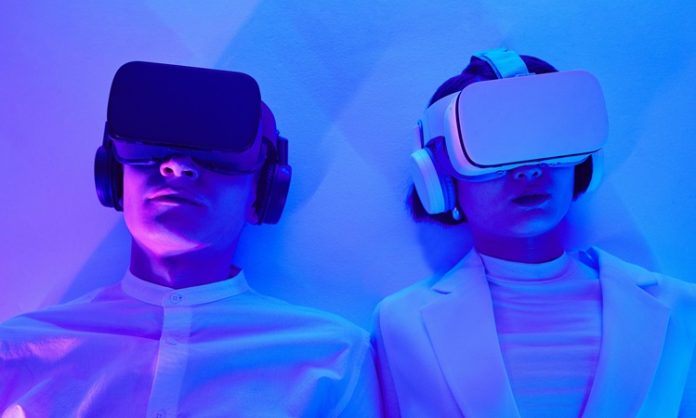 Artırılmış gerçeklik (AR), dijital verileri gerçek dünya üzerine bindirerek etkileşimli ve zenginleştirilmiş bir deneyim sunan yenilikçi bir teknolojidir. Eğitim alanında giderek daha fazla önem kazanan bu teknoloji, öğrencilerin öğrenme sürecine aktif olarak katılmasını sağlarken öğretmenlere de içerik sunumu açısından benzersiz fırsatlar yaratmaktadır. Geleneksel eğitim yöntemlerinin ötesine geçerek öğrenmeyi görsel, işitsel ve etkileşimli bir deneyime dönüştüren artırılmış gerçeklik, öğrenme motivasyonunu artırırken bilgilerin kalıcılığını da güçlendirir. Konulu bir haber görseli.