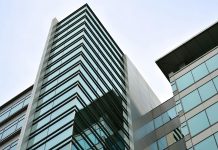 Arz, basit bir tanımla, belirli bir malın veya hizmetin, belirli bir fiyat seviyesinden, üreticiler tarafından piyasaya sunulmak üzere sağlanan miktarıdır. Yani üretici, belirli bir fiyattan sattığı malı üretip piyasaya sunar. Bu temel kavram, fiyatların neden zaman zaman yükseldiğini veya düştüğünü anlamada büyük bir rol oynar. Piyasada arzın artması veya azalması, enflasyon oranları, tüketici davranışları ve hatta hükümet politikalarıyla doğrudan bağlantılıdır. Konulu bir haber görseli.