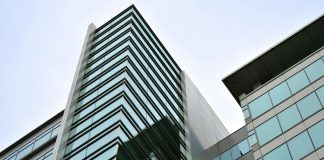 Arz, basit bir tanımla, belirli bir malın veya hizmetin, belirli bir fiyat seviyesinden, üreticiler tarafından piyasaya sunulmak üzere sağlanan miktarıdır. Yani üretici, belirli bir fiyattan sattığı malı üretip piyasaya sunar. Bu temel kavram, fiyatların neden zaman zaman yükseldiğini veya düştüğünü anlamada büyük bir rol oynar. Piyasada arzın artması veya azalması, enflasyon oranları, tüketici davranışları ve hatta hükümet politikalarıyla doğrudan bağlantılıdır. Konulu bir haber görseli.