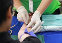 Modern tıbbın en büyük başarılarından biri olan aşılar, bireylerin ve toplumların enfeksiyon hastalıklarına karşı korunmasında kritik bir rol oynamaktadır. Tarih boyunca milyonlarca insanın hayatını kurtaran bu biyolojik ürünler, bağışıklık sistemimizi hastalıklara karşı önceden hazırlayarak koruyucu bir kalkan görevi görür. Ancak aşıların nasıl çalıştığı ve bağışıklığı nasıl sağladığı konusunda hâlâ birçok kişi yeterince bilgi sahibi değildir. Aşıların temel mantığı, vücudu zararlı mikroplarla karşılaştırmadan önce eğitmek ve güçlendirmektir. Konulu bir haber görseli.