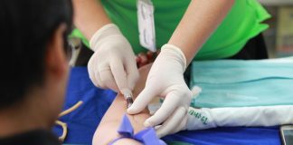 Modern tıbbın en büyük başarılarından biri olan aşılar, bireylerin ve toplumların enfeksiyon hastalıklarına karşı korunmasında kritik bir rol oynamaktadır. Tarih boyunca milyonlarca insanın hayatını kurtaran bu biyolojik ürünler, bağışıklık sistemimizi hastalıklara karşı önceden hazırlayarak koruyucu bir kalkan görevi görür. Ancak aşıların nasıl çalıştığı ve bağışıklığı nasıl sağladığı konusunda hâlâ birçok kişi yeterince bilgi sahibi değildir. Aşıların temel mantığı, vücudu zararlı mikroplarla karşılaştırmadan önce eğitmek ve güçlendirmektir. Konulu bir haber görseli.