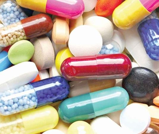 Aşırı Antibiyotik Kullanımı Hangi Riskleri Taşır Antibiyotikler, bakteriyel enfeksiyonların tedavisinde önemli bir araç olarak kabul edilir ve tıpta hayat kurtarıcı etkilerinin olduğu kanıtlanmıştır. Ancak, aşırı antibiyotik kullanımı, beklenmeyen ve zararlı sonuçlara yol açabilir. Son yıllarda, aşırı antibiyotik kullanımının sağlık üzerindeki olumsuz etkileri giderek daha fazla fark edilmektedir. Özellikle, gereksiz antibiyotik tüketiminin, antibiyotiklere karşı dirençli bakteriler oluşturması, halk sağlığını tehdit eden önemli bir sorun haline gelmiştir. Bu yazıda, aşırı antibiyotik kullanımının neden olduğu sağlık risklerini ve bunlarla nasıl mücadele edilebileceğini ele alacağız. Konulu bir haber görseli.