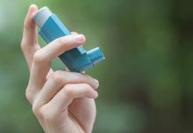 Astım, dünya genelinde milyonlarca insanı etkileyen kronik bir solunum yolu hastalığıdır. Bu hastalıkta, akciğerlerdeki hava yolları daralır, iltihaplanır ve aşırı duyarlılık geliştirir. Sonuç olarak, kişi nefes alıp vermekte zorlanır ve bu da günlük yaşam kalitesini ciddi şekilde düşürebilir. Özellikle toz, polen, sigara dumanı, soğuk hava gibi tetikleyicilerle karşılaşıldığında belirtiler daha da şiddetlenir. Nefes darlığı, öksürük ve göğüste sıkışma gibi şikâyetler astımın en belirgin belirtileri arasında yer alır. Konulu bir haber görseli.