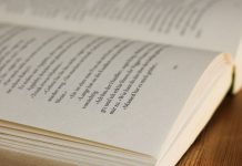 Akademik yazıların sağlam bir temele oturması, doğru kaynaklardan ve bilgiden yararlanılmasıyla mümkündür. Bu süreçte, başkalarının çalışmalarından faydalanırken yapılan en önemli uygulamalardan biri de atıf yapmaktır. Atıf, bir yazıda başka bir yazarın, araştırmanın veya kaynağın fikir, bulgu veya görüşlerine başvurmak için kullanılan bir yöntemdir. Atıf yapmak, sadece akademik etik için değil, aynı zamanda çalışmanın doğruluğu ve güvenilirliği için de son derece önemlidir. Konulu bir haber görseli.