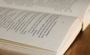 Akademik yazıların sağlam bir temele oturması, doğru kaynaklardan ve bilgiden yararlanılmasıyla mümkündür. Bu süreçte, başkalarının çalışmalarından faydalanırken yapılan en önemli uygulamalardan biri de atıf yapmaktır. Atıf, bir yazıda başka bir yazarın, araştırmanın veya kaynağın fikir, bulgu veya görüşlerine başvurmak için kullanılan bir yöntemdir. Atıf yapmak, sadece akademik etik için değil, aynı zamanda çalışmanın doğruluğu ve güvenilirliği için de son derece önemlidir. Konulu bir haber görseli.