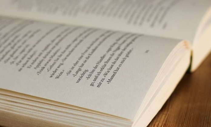Atıf Nedir ve Akademik Yazımda Önemi Akademik yazıların sağlam bir temele oturması, doğru kaynaklardan ve bilgiden yararlanılmasıyla mümkündür. Bu süreçte, başkalarının çalışmalarından faydalanırken yapılan en önemli uygulamalardan biri de atıf yapmaktır. Atıf, bir yazıda başka bir yazarın, araştırmanın veya kaynağın fikir, bulgu veya görüşlerine başvurmak için kullanılan bir yöntemdir. Atıf yapmak, sadece akademik etik için değil, aynı zamanda çalışmanın doğruluğu ve güvenilirliği için de son derece önemlidir. Konulu bir haber görseli.