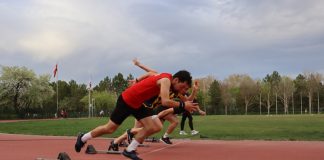 Atletizm, bireysel olarak yapılan ve insanların fiziksel yeteneklerini test ettiği en eski spor dallarından biridir. Koşu, atlama, vurma ve fırlatma gibi çeşitli branşlardan oluşan atletizm, hem amatör hem de profesyonel düzeyde dünya çapında büyük bir popülariteye sahiptir. Hem gençler hem de yetişkinler için uygundur ve fiziksel sağlığın yanı sıra zihinsel gelişim açısından da birçok fayda sağlar. Konulu bir haber görseli.