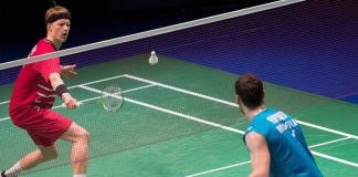 Badminton, dünyada en çok oynanan spor dallarından biri olan, hız ve çevikliğin ön plana çıktığı bir raket sporu olarak tanımlanabilir. Hem kapalı alanda hem de açık hava koşullarında oynanabilen bu oyun, iki kişi arasında bireysel olarak ya da iki takım arasında dörtlü formatta yapılabilir. Badminton, raketler ve bir tür hafif top olan shuttlecock (veya halk arasında karasinek) kullanılarak oynanır. Konulu bir haber görseli.