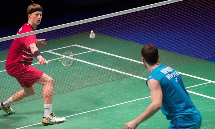 Badminton, dünyada en çok oynanan spor dallarından biri olan, hız ve çevikliğin ön plana çıktığı bir raket sporu olarak tanımlanabilir. Hem kapalı alanda hem de açık hava koşullarında oynanabilen bu oyun, iki kişi arasında bireysel olarak ya da iki takım arasında dörtlü formatta yapılabilir. Badminton, raketler ve bir tür hafif top olan shuttlecock (veya halk arasında karasinek) kullanılarak oynanır. Konulu bir haber görseli.
