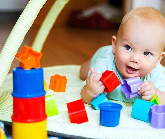 Eğitimde oyunlaştırma, son yıllarda öğretim süreçlerinde önemli bir yer edinmiş bir yaklaşım haline gelmiştir. Oyunlaştırma, eğitim süreçlerine oyun unsurlarının eklenmesiyle öğrencilerin derslere olan ilgisini artırmayı ve öğrenme sürecini daha eğlenceli hâle getirmeyi amaçlar. Bu yaklaşım, öğrencilerin motivasyonlarını artırırken, aynı zamanda öğrenmeye olan ilgilerini de pekiştirmektedir. Ancak, oyunlaştırmanın eğitimdeki etkisi konusunda farklı görüşler bulunmaktadır. Peki, oyunlaştırma gerçekten eğitimi nasıl etkiler? Öğrenciler bu yöntemle daha mı iyi öğreniyor? Oyunlaştırma, eğitimde ne gibi değişiklikler yaratabilir? Konulu bir haber görseli