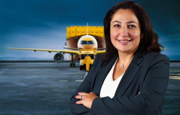 Berna Yılmaz Ciğeroğlu DHL Global Forwarding Türkiye Genel Müdürü Berna Yılmaz Ciğeroğlu, Kızıldeniz’deki durumu ve gemilerin Ümit Burnu rotasına yönlenmesini yakından takip ettiklerini söyleyerek, bölgedeki gerilimden etkilenen 40 gemi tespit edildiğini, bazı gemilerin Kızıldeniz üzerinden refakatçiler ile geçtiğini belirtti. Ciğeroğlu, “Kızıldeniz yerine Ümit Burnu rotasını kullanan gemiler için varış yerine ulaşmada ortalama 30 günlük bir gecikme olabileceğini tahmin ediyoruz ve oluşabilecek zamanlamayı müşterilerimize bildiriyoruz” dedi. Konulu bir görsel.