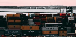 Beyaz ticaret, modern ticaretin karmaşık yapıları içinde oldukça önemli bir yer tutar. Ancak, bu kavram, çoğu kişi için hala tam olarak anlaşılmamış olabilir. Beyaz ticaret, temelde yasal ve etik çerçevede gerçekleştirilen ticaret anlamına gelir ve genellikle yasal faaliyetlerin ve etik ticaretin bir göstergesi olarak kabul edilir. Beyaz ticaret, çoğu zaman kara ticaretin zıddı olarak tanımlanır, çünkü kara ticaret illegal ve etik dışı faaliyetleri içerirken, beyaz ticaret tamamen yasal ve düzenlemelere uygun şekilde gerçekleşir. Konulu bir haber görseli.