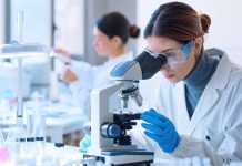 Bilimsel araştırma, insanlık tarihinin ilerlemesini sağlayan en temel faaliyetlerden biridir. İnsanların çevrelerini, doğayı, toplumu ve evreni daha iyi anlayabilmeleri için sistemli bir şekilde bilgi üretmeleri gerekir. İşte bu bilgi üretim süreci bilimsel araştırma ile gerçekleşir. Sadece teorik bilgilerin değil, aynı zamanda günlük yaşantımızı doğrudan etkileyen birçok uygulamanın temeli de bilimsel yöntemle elde edilen bilgilerden oluşur. Konulu bir haber görseli.