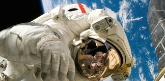 Bilimsel devrim, bilim dünyasında meydana gelen büyük değişiklikler ve yenilikler olarak tanımlanabilir. Bu devrimler, insanlığın dünyayı anlamada ve evrende yerini keşfetmede önemli bir rol oynamıştır. Bilimsel devrim, yalnızca bilimsel bilgiye katkı sağlamakla kalmaz, aynı zamanda toplumların düşünsel yapısını, felsefi temellerini ve teknolojik gelişimlerini de derinden etkiler. Bu yazıda, bilimsel devrim kavramını, tarihsel arka planını ve insanlık için önemini ele alacağız. Konulu bir haber görseli.