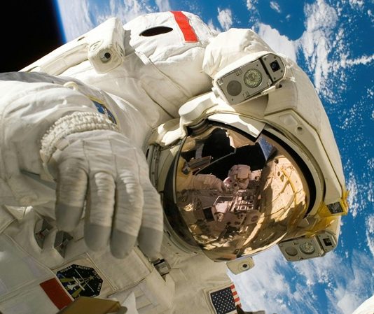 Bilimsel devrim, bilim dünyasında meydana gelen büyük değişiklikler ve yenilikler olarak tanımlanabilir. Bu devrimler, insanlığın dünyayı anlamada ve evrende yerini keşfetmede önemli bir rol oynamıştır. Bilimsel devrim, yalnızca bilimsel bilgiye katkı sağlamakla kalmaz, aynı zamanda toplumların düşünsel yapısını, felsefi temellerini ve teknolojik gelişimlerini de derinden etkiler. Bu yazıda, bilimsel devrim kavramını, tarihsel arka planını ve insanlık için önemini ele alacağız. Konulu bir haber görseli.