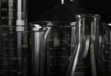 Bilimsel düşünme, doğa olaylarını, bilimsel verileri ve olguları anlamak ve yorumlamak için kullanılan mantıklı, sistematik bir yaklaşımdır. Bu düşünme tarzı, objektif, açık fikirli ve eleştirel olmayı gerektirir. İnsanlar, çevrelerini ve dünyayı anlamaya çalışırken her zaman bir tür düşünme süreciyle karşılaşırlar. Ancak bilimsel düşünme, belirli kurallar ve mantık çerçevesinde çalışarak, doğruluğu ve geçerliliği kanıtlanmış sonuçlara ulaşmayı amaçlar. Bu yazıda, bilimsel düşünmenin ne olduğunu, nasıl çalıştığını ve neden bu kadar önemli olduğunu inceleyeceğiz. Konulu bir haber görseli.