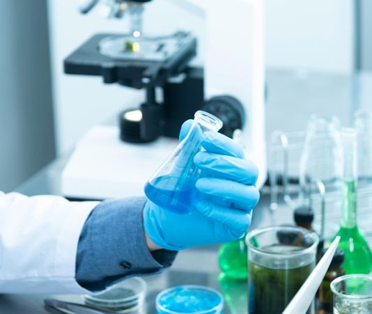 Bilimsel yöntem, bilimsel araştırmalarda kullanılan, gözlemler, hipotezler ve deneyler yoluyla bilgi edinme sürecini tanımlar. Bu yöntem, bilim insanlarının doğa olaylarını anlamalarına, doğruluk payı yüksek sonuçlar elde etmelerine ve yeni keşiflerde bulunmalarına olanak tanır. Bilimsel yöntem, bir problemi çözmek ve evrenin işleyişini daha iyi anlamak için sistematik bir yaklaşımdır. Her adımda belirli bir düzene ve mantığa dayanarak ilerlenir. Bu yazıda, bilimsel yöntemin temel aşamalarını ve önemini detaylı olarak ele alacağız. Konulu bir haber görseli.