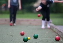 Bocce, kökeni İtalya'ya dayanan, dünya çapında geniş bir oyuncu kitlesine sahip olan geleneksel bir toplu oyun olarak bilinir. Hem eğlenceli hem de strateji gerektiren bir spor olan bocce, genellikle açık hava alanlarında, düz zemin üzerinde oynanır. Oyuncular, belirli kurallar çerçevesinde bocce toplarını hedefe doğru atarak rakiplerinden daha iyi puanlar toplamaya çalışırlar. Özellikle yaşlılar ve aileler için eğlenceli bir sosyal etkinlik olarak popülerdir, ancak aynı zamanda profesyonel arenada da büyük bir rekabeti barındırır. Konulu bir haber görseli.