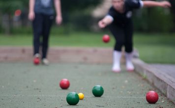 Bocce, kökeni İtalya'ya dayanan, dünya çapında geniş bir oyuncu kitlesine sahip olan geleneksel bir toplu oyun olarak bilinir. Hem eğlenceli hem de strateji gerektiren bir spor olan bocce, genellikle açık hava alanlarında, düz zemin üzerinde oynanır. Oyuncular, belirli kurallar çerçevesinde bocce toplarını hedefe doğru atarak rakiplerinden daha iyi puanlar toplamaya çalışırlar. Özellikle yaşlılar ve aileler için eğlenceli bir sosyal etkinlik olarak popülerdir, ancak aynı zamanda profesyonel arenada da büyük bir rekabeti barındırır. Konulu bir haber görseli.