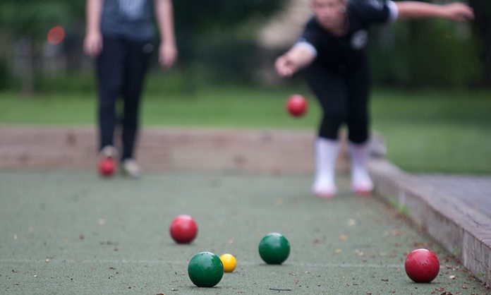 Bocce, kökeni İtalya'ya dayanan, dünya çapında geniş bir oyuncu kitlesine sahip olan geleneksel bir toplu oyun olarak bilinir. Hem eğlenceli hem de strateji gerektiren bir spor olan bocce, genellikle açık hava alanlarında, düz zemin üzerinde oynanır. Oyuncular, belirli kurallar çerçevesinde bocce toplarını hedefe doğru atarak rakiplerinden daha iyi puanlar toplamaya çalışırlar. Özellikle yaşlılar ve aileler için eğlenceli bir sosyal etkinlik olarak popülerdir, ancak aynı zamanda profesyonel arenada da büyük bir rekabeti barındırır. Konulu bir haber görseli.