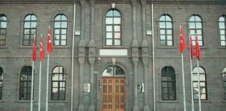 Bürokrasi Kavramı Siyasette Ne İfade Eder ve Demokratik Sistemlerle İlişkisi Bürokrasi, modern devlet yapısının ayrılmaz bir parçası olarak, yönetim süreçlerinin düzenli ve etkili işlemesini sağlayan kurumsal bir yapıdır. Ancak sadece teknik bir organizasyon olarak değil, aynı zamanda siyasal sistemin içinde aktif rol oynayan bir aktör olarak da değerlendirilmelidir. Siyasette bürokrasi kavramı, sadece devlet memurlarından ya da yazışmalardan ibaret değildir; karar alma süreçlerini etkileyen, uygulamaları şekillendiren ve kamu politikalarının sahaya inmesini sağlayan bir yapıdır. Bu yüzden bürokrasi, siyasetle olan etkileşimi bakımından daima tartışmaların odağında olmuştur. Konulu bir haber görseli.