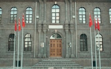Bürokrasi, modern devlet yapısının ayrılmaz bir parçası olarak, yönetim süreçlerinin düzenli ve etkili işlemesini sağlayan kurumsal bir yapıdır. Ancak sadece teknik bir organizasyon olarak değil, aynı zamanda siyasal sistemin içinde aktif rol oynayan bir aktör olarak da değerlendirilmelidir. Siyasette bürokrasi kavramı, sadece devlet memurlarından ya da yazışmalardan ibaret değildir; karar alma süreçlerini etkileyen, uygulamaları şekillendiren ve kamu politikalarının sahaya inmesini sağlayan bir yapıdır. Bu yüzden bürokrasi, siyasetle olan etkileşimi bakımından daima tartışmaların odağında olmuştur. Konulu bir haber görseli.