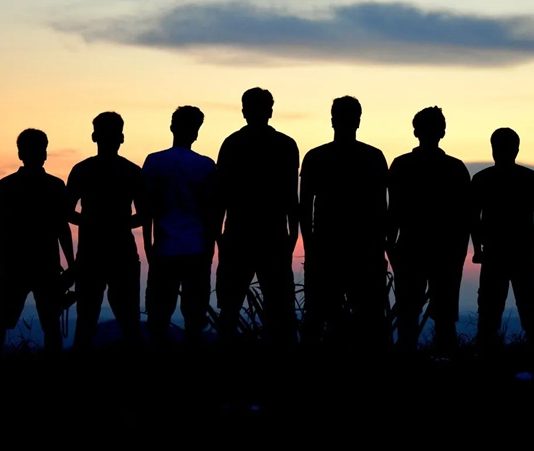 Çalışma grubu, belirli bir amaç doğrultusunda bir araya gelen, farklı uzmanlık alanlarından bireylerin ortaklaşa çalıştığı ve bilgi paylaşımında bulunduğu bir yapı olarak tanımlanabilir. İş dünyasında, akademik alanda veya sosyal projelerde, bu tür gruplar daha verimli, yaratıcı ve hızlı çözümler üretme amacını güder. Çalışma gruplarının temel amacı, uzmanlıklarını ve bilgilerini birleştirerek ortak bir hedefe ulaşmaktır. Konulu bir haber görseli.