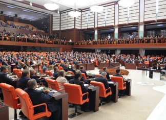Modern demokrasilerde yasama organlarının yapısı, sistemin işleyişi ve temsiliyet düzeyi açısından büyük önem taşır. Bu bağlamda çift meclis sistemi, farklı toplumsal kesimlerin yasama sürecine katılımını sağlamak ve karar alma mekanizmalarını daha dengeli kılmak amacıyla tercih edilen bir model olarak öne çıkar. Özellikle federal yapıya sahip devletlerde yaygın olan bu sistem, yasaların daha detaylı ve çeşitli bakış açılarıyla değerlendirilmesine olanak tanır. Çift meclisli yapılar, parlamentoların iki farklı kanattan oluştuğu sistemlerdir ve bu kanatlar genellikle alt meclis (temsilciler meclisi gibi) ve üst meclis (senato gibi) şeklinde yapılandırılır. Konulu bir haber görseli.