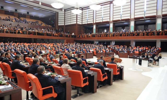 Çift Meclis Sistemi Nedir Modern demokrasilerde yasama organlarının yapısı, sistemin işleyişi ve temsiliyet düzeyi açısından büyük önem taşır. Bu bağlamda çift meclis sistemi, farklı toplumsal kesimlerin yasama sürecine katılımını sağlamak ve karar alma mekanizmalarını daha dengeli kılmak amacıyla tercih edilen bir model olarak öne çıkar. Özellikle federal yapıya sahip devletlerde yaygın olan bu sistem, yasaların daha detaylı ve çeşitli bakış açılarıyla değerlendirilmesine olanak tanır. Çift meclisli yapılar, parlamentoların iki farklı kanattan oluştuğu sistemlerdir ve bu kanatlar genellikle alt meclis (temsilciler meclisi gibi) ve üst meclis (senato gibi) şeklinde yapılandırılır. Konulu bir haber görseli.