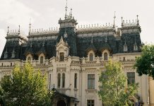 Çoğulculuk, farklı görüşlerin, kimliklerin ve çıkar gruplarının siyasal sistem içinde varlık göstermesine olanak tanıyan bir ilkedir. Bu ilke, özellikle demokratik toplumlarda siyasal meşruiyetin ve toplumsal barışın temel güvencelerinden biri olarak görülür. Çoğulculuğun varlığı, yalnızca fikir çeşitliliğine izin vermekle kalmaz; aynı zamanda bu fikirlerin yönetime katılabilmesini, temsil edilebilmesini ve etkili şekilde tartışılabilmesini de içerir. Siyasetin tek sesli olmaktan kurtulması, çoğulculuk sayesinde mümkün olur. Ancak çoğulculuk ilkesi yalnızca teorik düzlemde değil, pratikte de etkili olmalıdır. Bu nedenle çoğulculuğun siyasette nasıl hayata geçirileceği kritik bir sorudur. Konulu bir haber görseli.