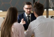 Günümüzde birçok kişi, bireysel veya kurumsal kararlarını daha sağlıklı ve stratejik şekilde verebilmek adına uzmanlardan destek almayı tercih etmektedir. Bu noktada devreye giren önemli bir meslek grubu vardır: danışman. Danışman, bilgi, deneyim ve uzmanlığını belirli bir konuda rehberlik sağlamak amacıyla kullanan kişidir. Hedef, danışmanlık alan kişinin ya da kurumun gelişmesine, doğru kararlar almasına ve karşılaştığı sorunları çözmesine katkıda bulunmaktır. Konulu bir haber görseli.