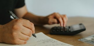 Deflasyon, fiyatların genel olarak düşmesi ve paranın değer kazanması durumunu ifade eder. Bu kavram, enflasyonun tersidir ve genellikle ekonomik durgunluk veya resesyon ile ilişkilendirilir. Deflasyon, bir ülkenin ekonomisinde çok fazla talep eksikliği veya üretim fazlası olduğunda ortaya çıkabilir. Uzun süreli deflasyon, bir ekonominin büyümesini engelleyebilir ve istihdamın düşmesine yol açabilir. Bu yazıda deflasyonun nedenleri, ekonomik etkileri ve çözüm yolları ele alınacaktır. Konulu bir haber görseli