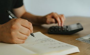 Deflasyonun Ekonomiye Etkileri ve Nedenleri Deflasyon, fiyatların genel olarak düşmesi ve paranın değer kazanması durumunu ifade eder. Bu kavram, enflasyonun tersidir ve genellikle ekonomik durgunluk veya resesyon ile ilişkilendirilir. Deflasyon, bir ülkenin ekonomisinde çok fazla talep eksikliği veya üretim fazlası olduğunda ortaya çıkabilir. Uzun süreli deflasyon, bir ekonominin büyümesini engelleyebilir ve istihdamın düşmesine yol açabilir. Bu yazıda deflasyonun nedenleri, ekonomik etkileri ve çözüm yolları ele alınacaktır. Konulu bir haber görseli