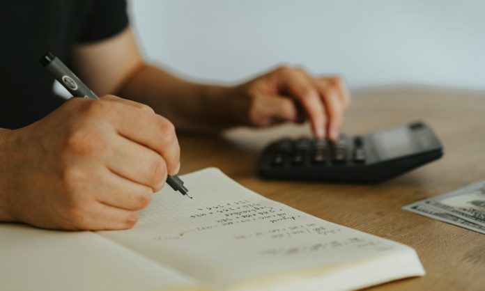 Deflasyonun Ekonomiye Etkileri ve Nedenleri Deflasyon, fiyatların genel olarak düşmesi ve paranın değer kazanması durumunu ifade eder. Bu kavram, enflasyonun tersidir ve genellikle ekonomik durgunluk veya resesyon ile ilişkilendirilir. Deflasyon, bir ülkenin ekonomisinde çok fazla talep eksikliği veya üretim fazlası olduğunda ortaya çıkabilir. Uzun süreli deflasyon, bir ekonominin büyümesini engelleyebilir ve istihdamın düşmesine yol açabilir. Bu yazıda deflasyonun nedenleri, ekonomik etkileri ve çözüm yolları ele alınacaktır. Konulu bir haber görseli