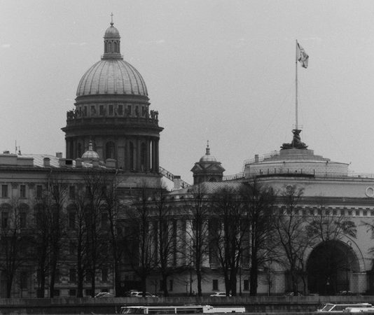 Güçler ayrılığı, modern demokrasilerin temelini oluşturan en önemli ilkelerden biridir. Bu ilke, yasama, yürütme ve yargı erklerinin birbirinden bağımsız çalışmasını ve birbirini dengelemesini hedefler. Devletin mutlak güce sahip bir yapı haline gelmesini engelleyen bu sistem, bireysel hak ve özgürlüklerin korunması için vazgeçilmezdir. Tarih boyunca birçok toplum, tek bir elde toplanan yetkinin doğurduğu otoriter rejimlerin baskısıyla karşı karşıya kalmış; bu da güçler ayrılığı ilkesinin neden bu kadar hayati olduğunu açıkça göstermiştir. Konulu bir haber görseli